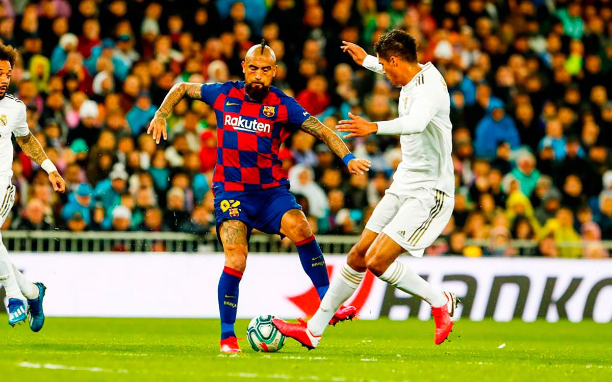 Arturo Vidal in a launch of game with Varane
