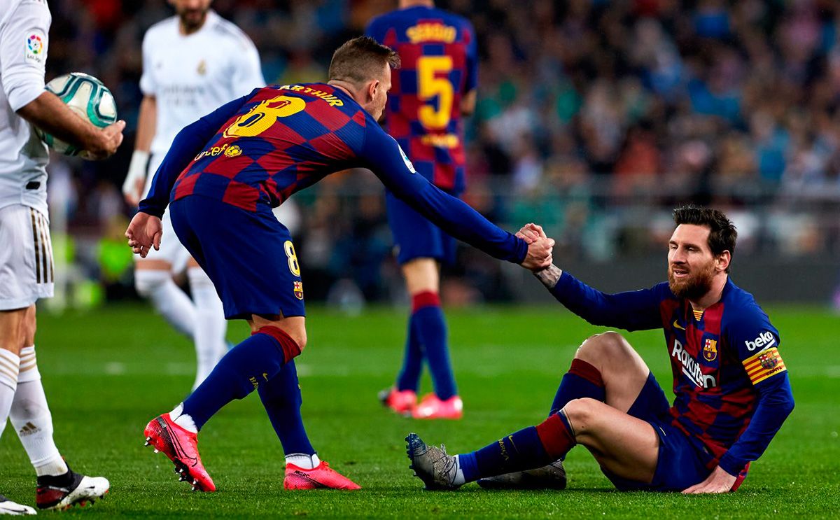 Arthur levanta del suelo a Messi en el Clásico