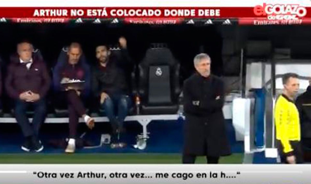 Eder Sarabia, desesperándose en el banquillo del FC Barcelona durante el Clásico