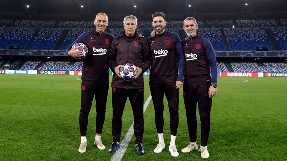Eder Sarabia y el cuerpo técnico del Barça en un partido de Champions League | FCB