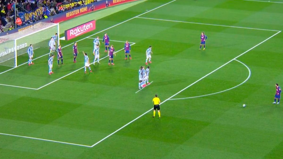 Leo Messi gets ready to take a free kick in a Barça-Real Sociedad