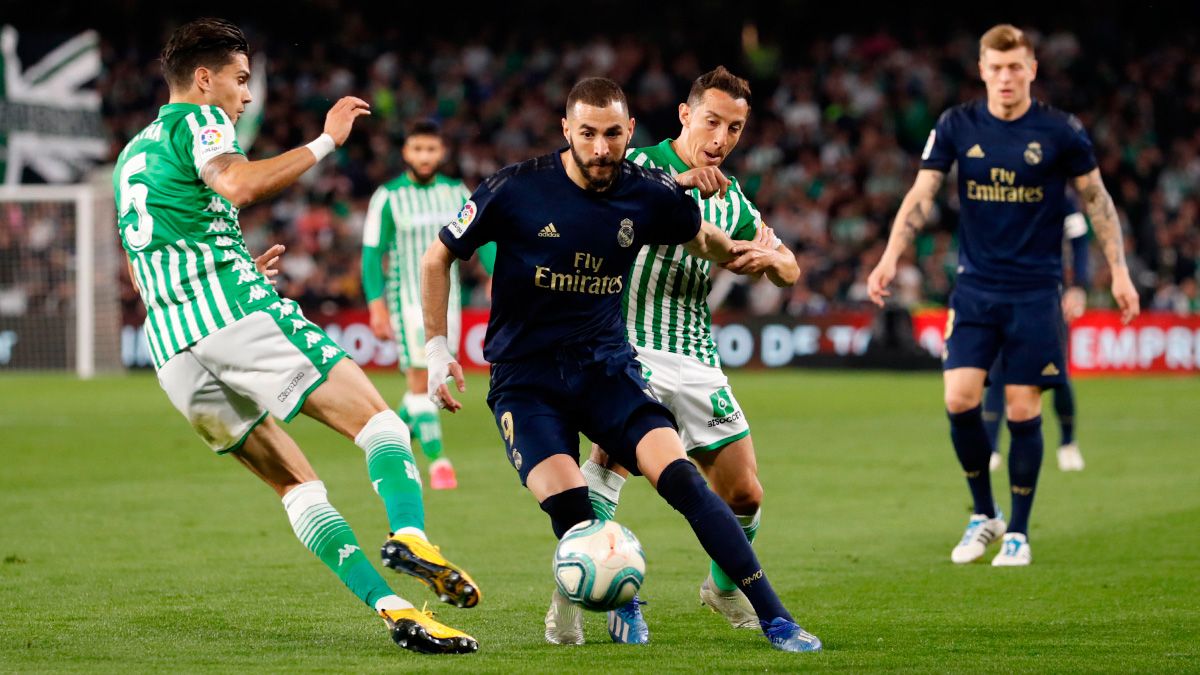 Benzema Drives in front of the defences of the Betis / Photo: Twitter Real Madrid