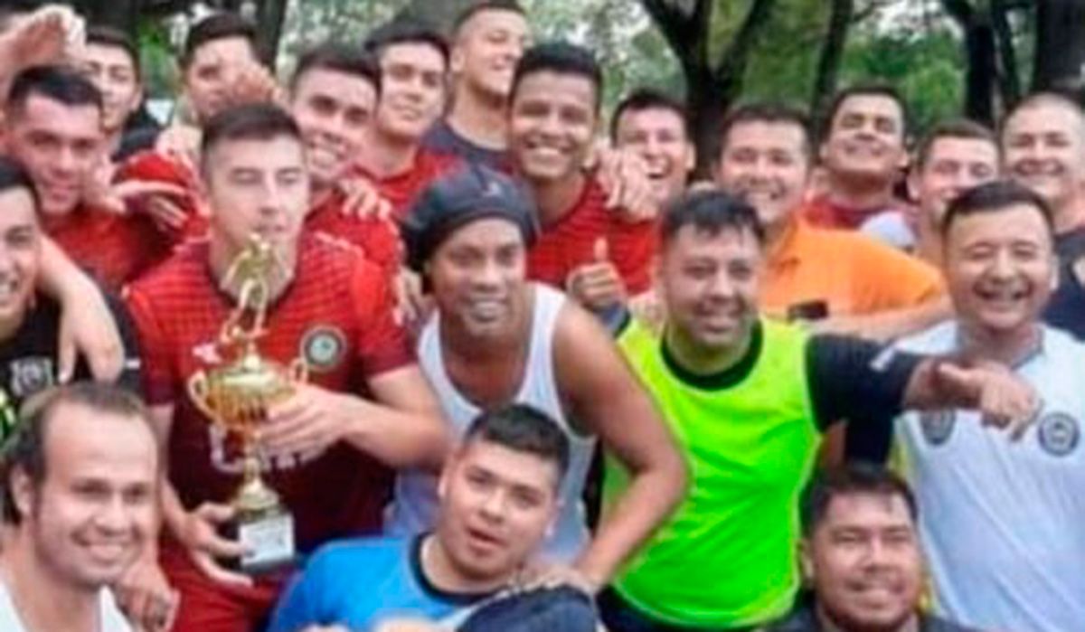 Ronaldinho, fotografiándose con algunos compañeros en la cárcel tras un torneo de fútbol