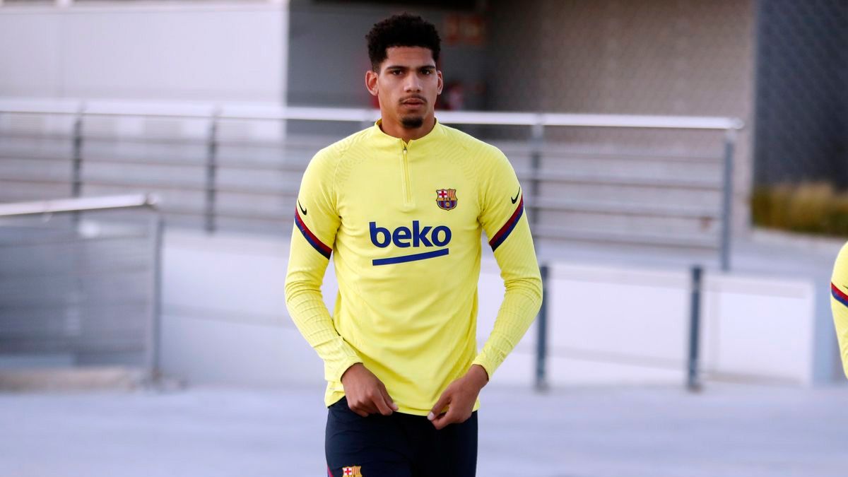 Ronald Araújo en una sesión de entrenamiento del Barça | FCB