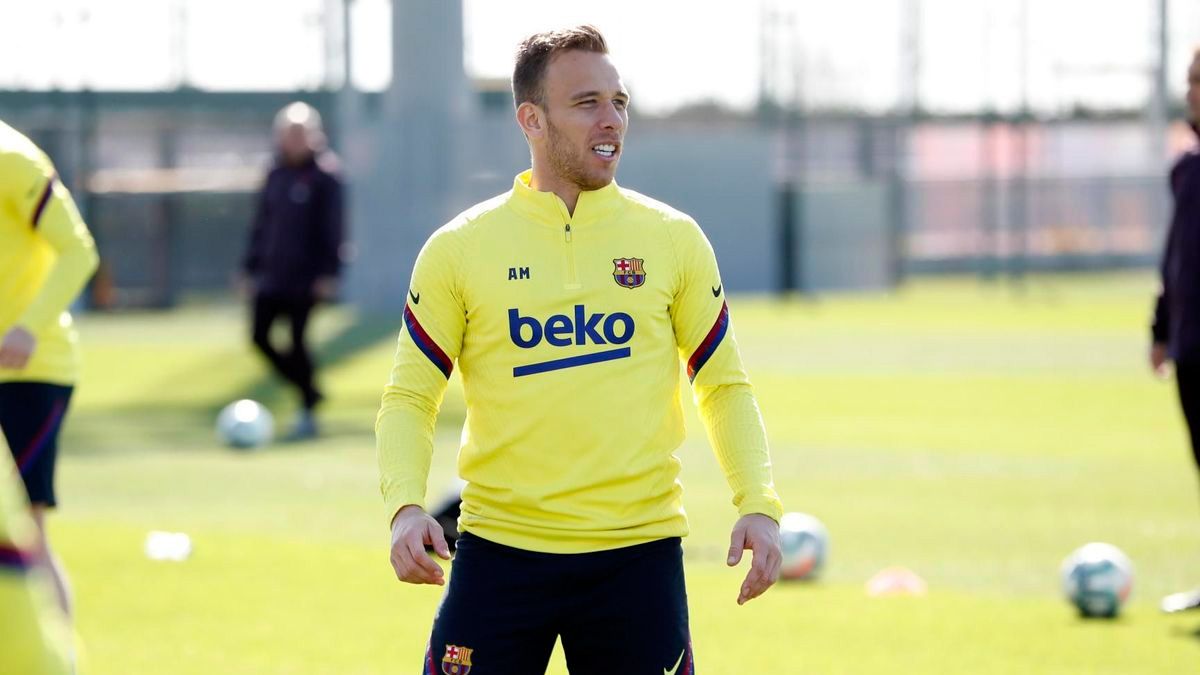 Arthur en una sesión de entrenamiento con el Barça | FCB