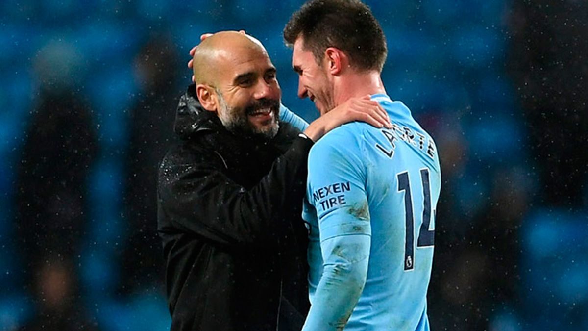 Pep Guardiola y Aymeric Laporte en un partido del Manchester City