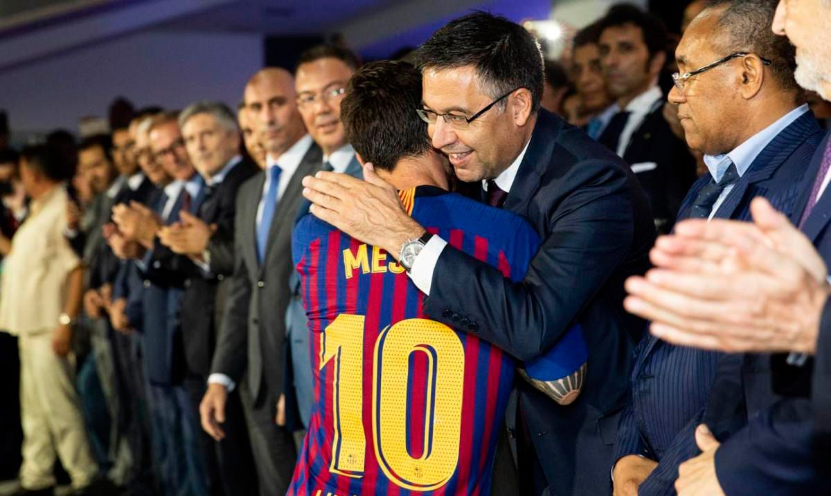 Leo Messi y Josep Maria Bartomeu, abrazándose en una imagen de archivo / FCB