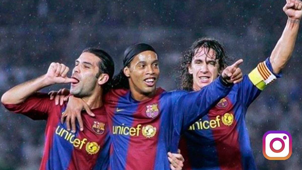 Rafa Márquez, Ronaldinho y Puyol, celebrando un gol con el Barça