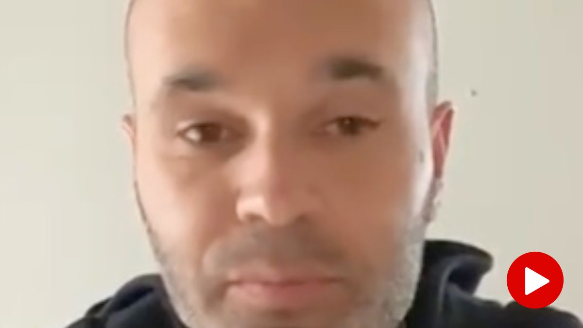 Andrés Iniesta dando su mensaje