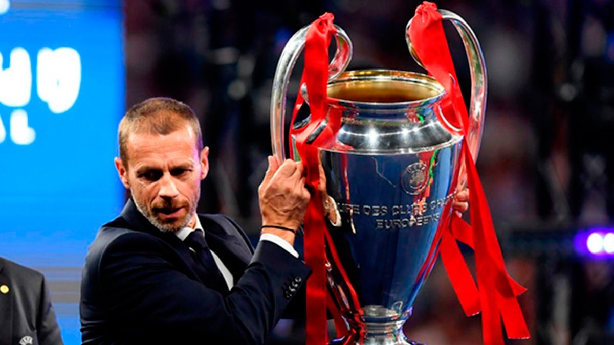 Aleksander Ceferin, presidente de la UEFA, con el trofeo de la Champions League