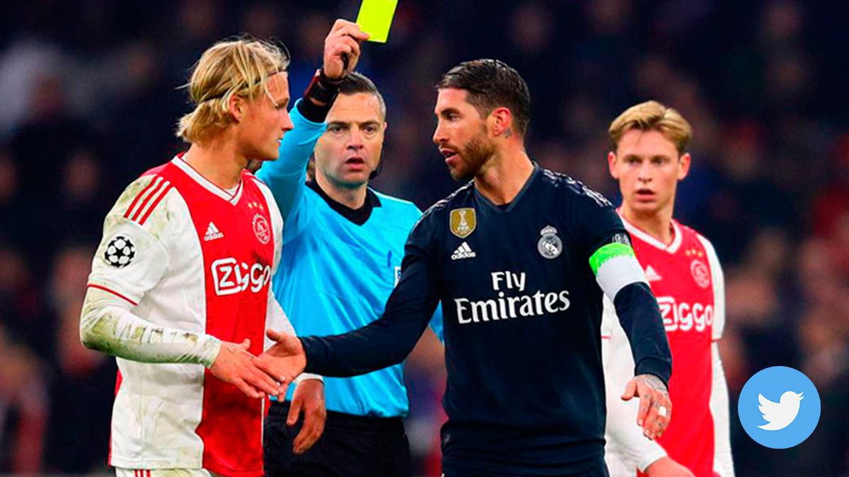 Sergio Ramos, recibiendo una tarjeta amarilla tras una entrada a Dolberg