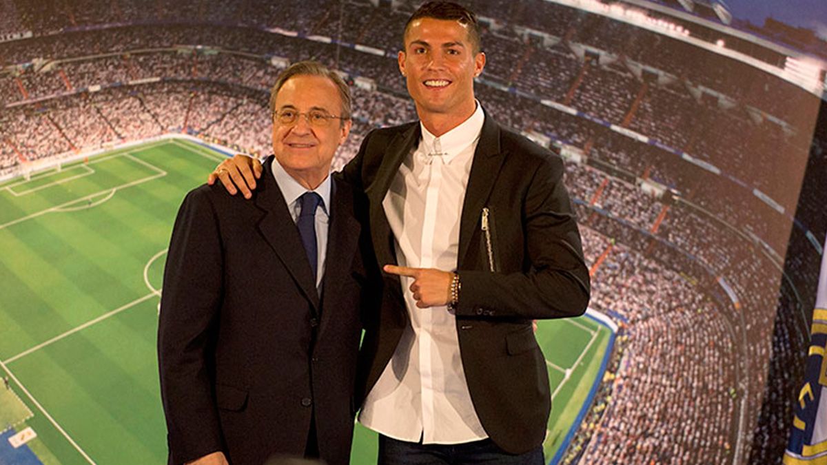 Florentino Pérez and Cristiano Ronaldo in an act of Real Madrid