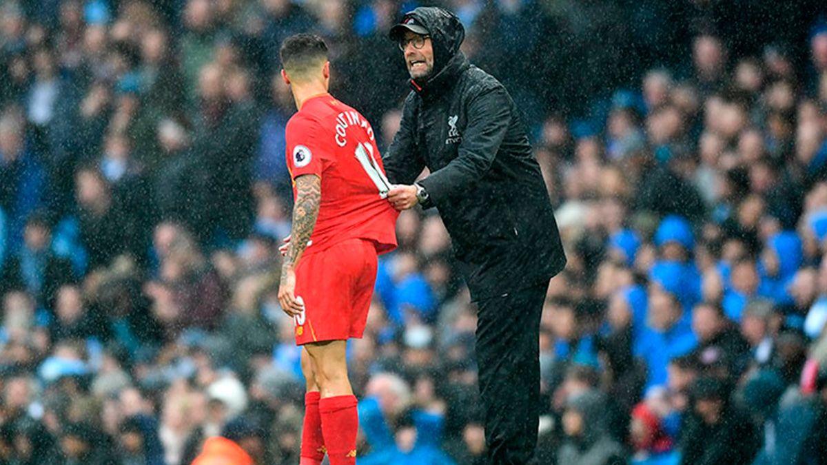 Philippe Coutinho and Jürgen Klopp in a match of Liverpool