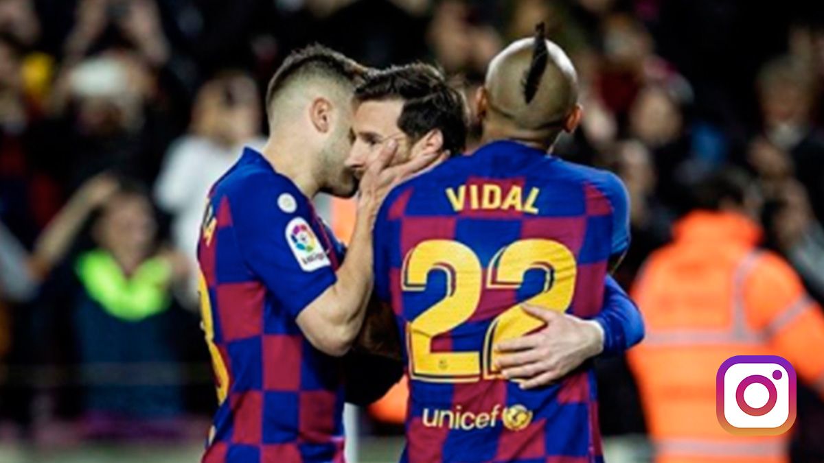 Leo Messi, celebrating with Jordi Alba and Arturo Vidal a goal