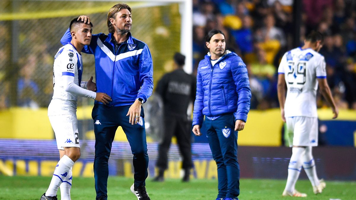 Thiago Almada beside Gabriel Heinze after a match of Vélez Sarsfield