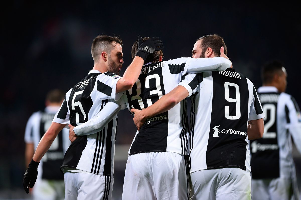 Bernardeschi, Higuaín y Pjanic, celebrando un gol