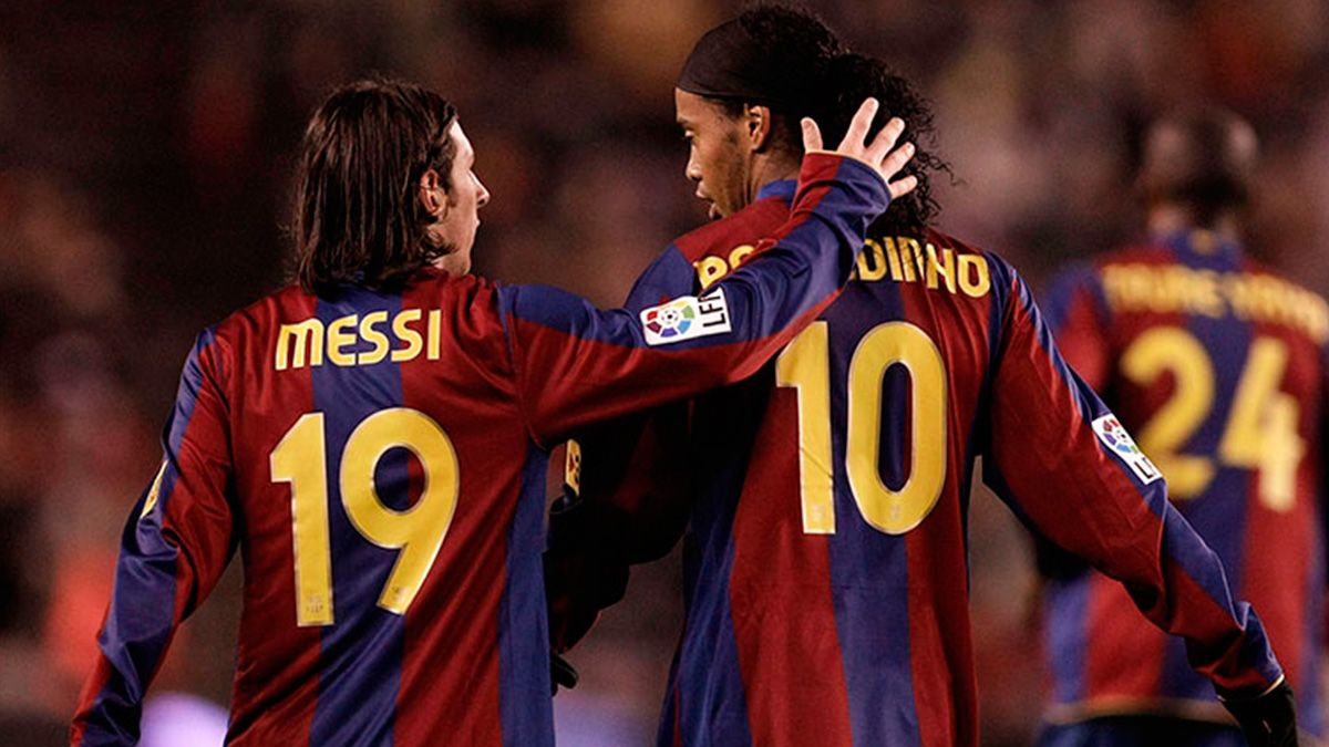 Leo Messi y Ronaldinho celebran un gol del Barça