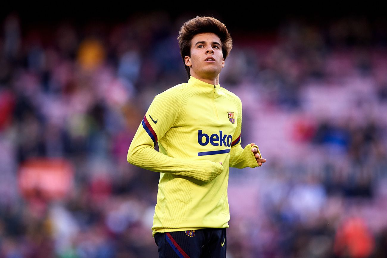 Riqui Puig en un calentamiento antes del partido