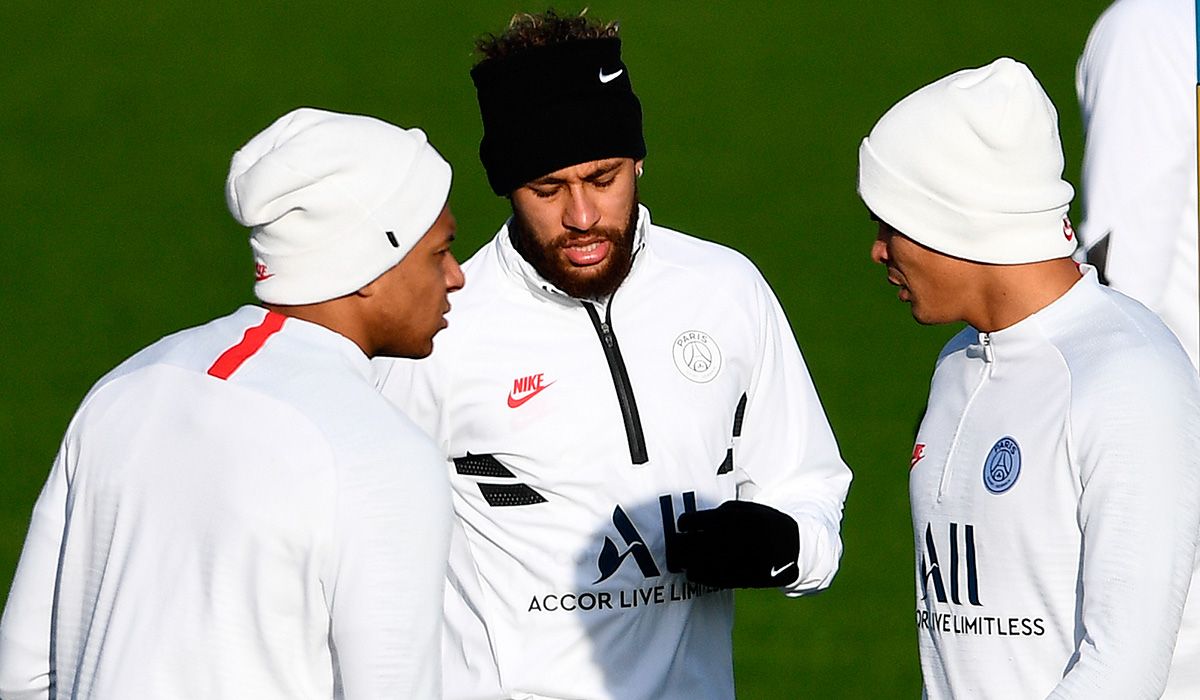 Neymar en un entrenamiento junto a Mbappé y Thiago Silva