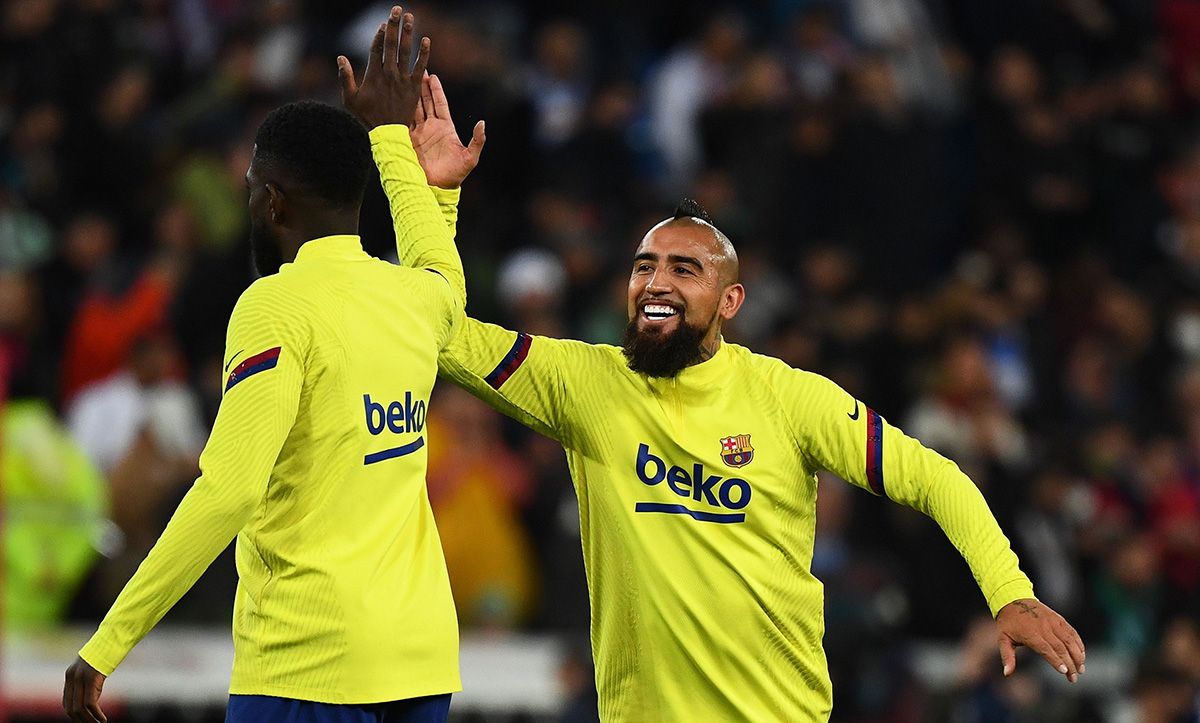 Arturo Vidal, sonriente durante un calentamiento con el FC Barcelona