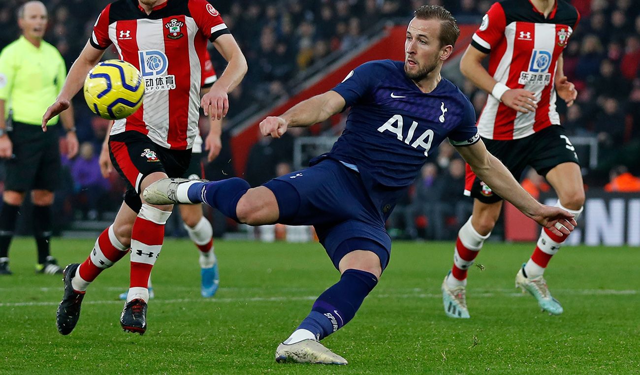 Harry Kane a punto de rematar un balón en un partido