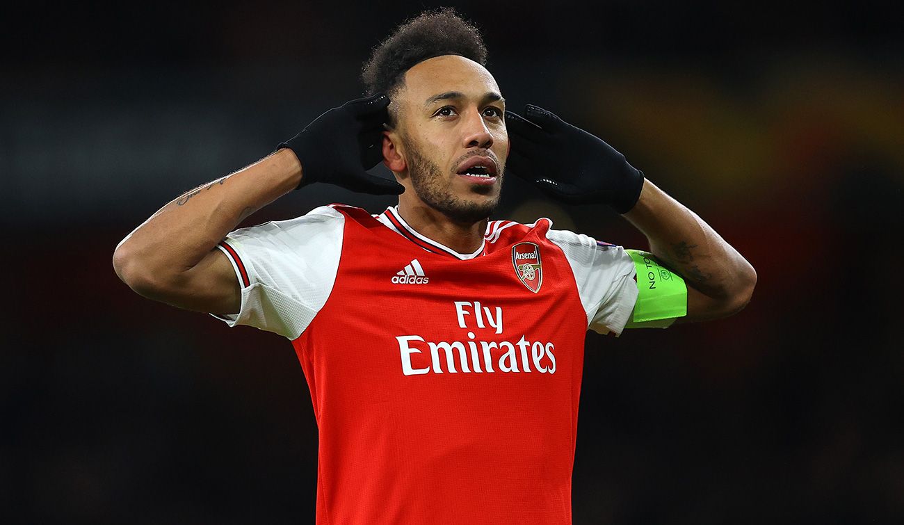 Aubameyang Celebrates a goal with the Arsenal