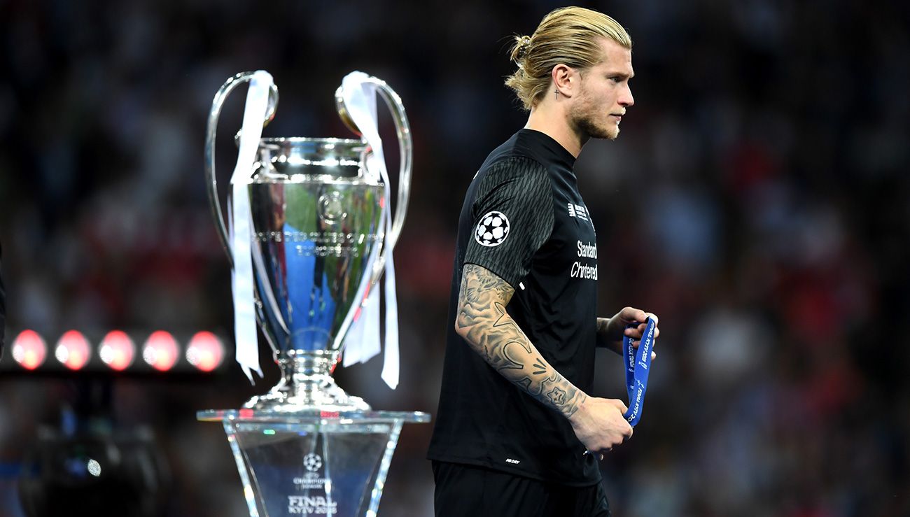 Karius recoge su medalla en la final de Champions de 2018