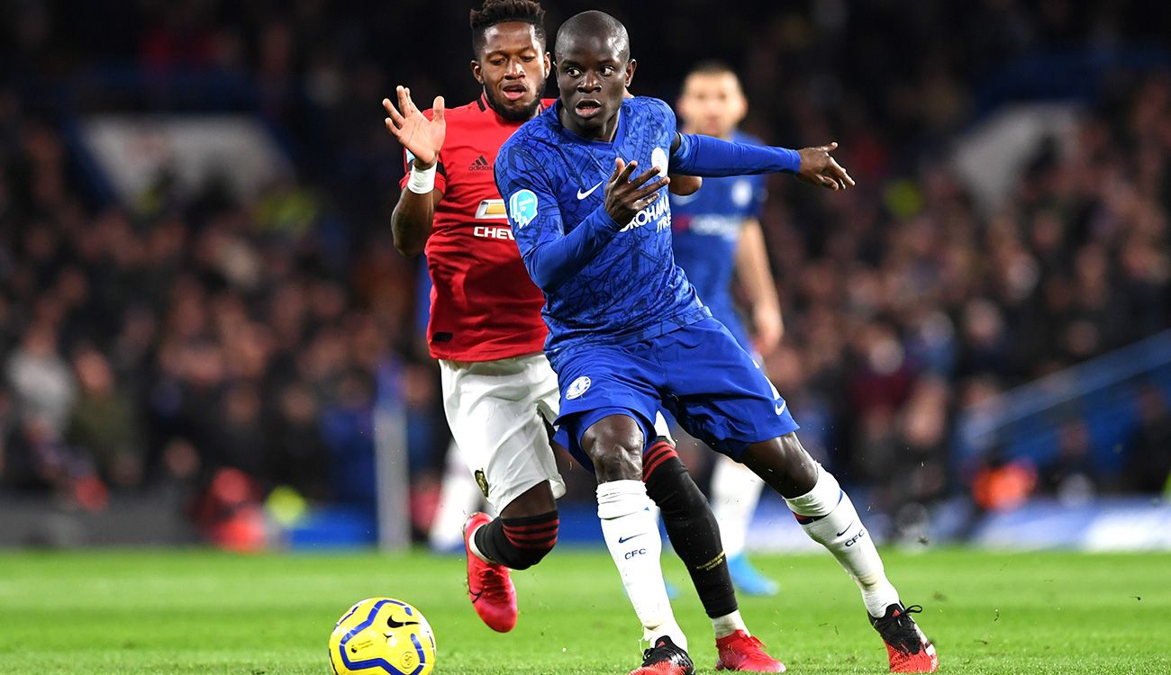 Kanté en un duelo con Fred en un Chelsea-United