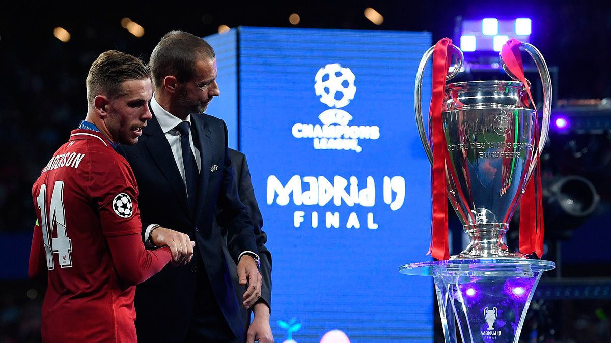 Aleksander Ceferin, presidente de la UEFA, junto al trofeo de la Champions League