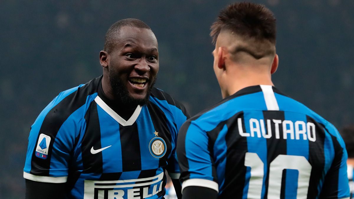 Lautaro Martínez y Romelu Lukaku celebran un gol del Inter de Milán