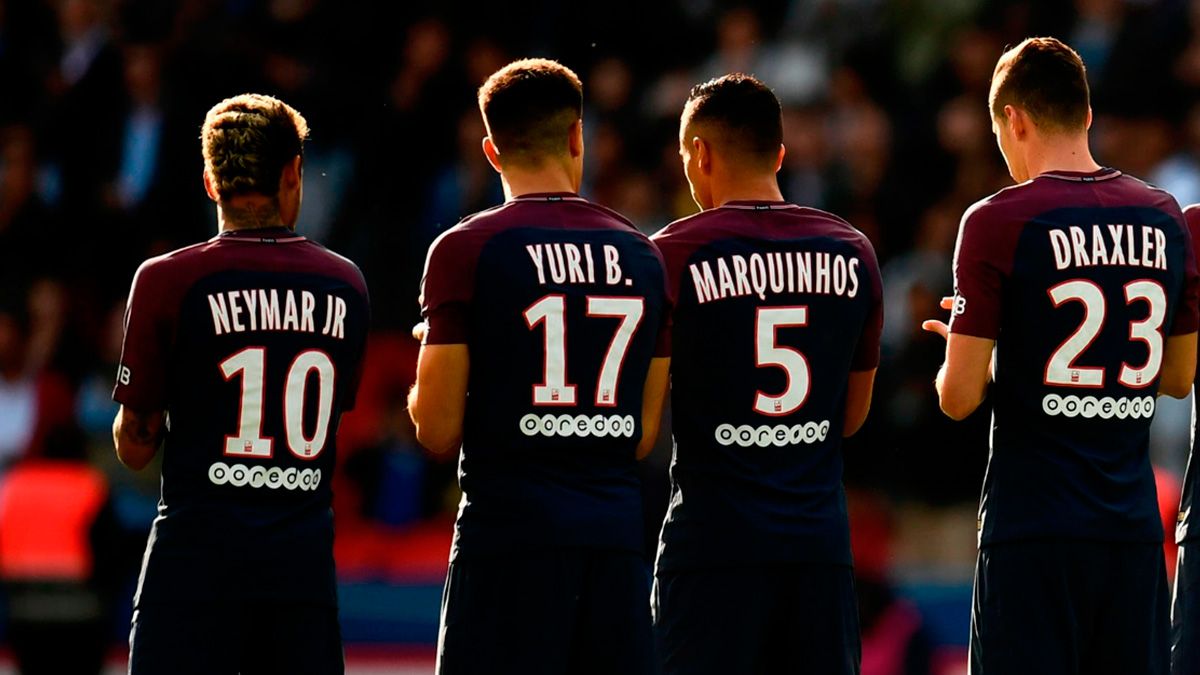 Neymar y Yuri Berchiche en un partido del PSG