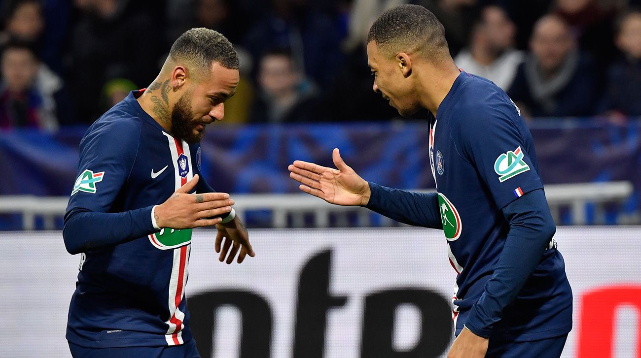 Mbappé y Neymar chocan sus manos en un partido