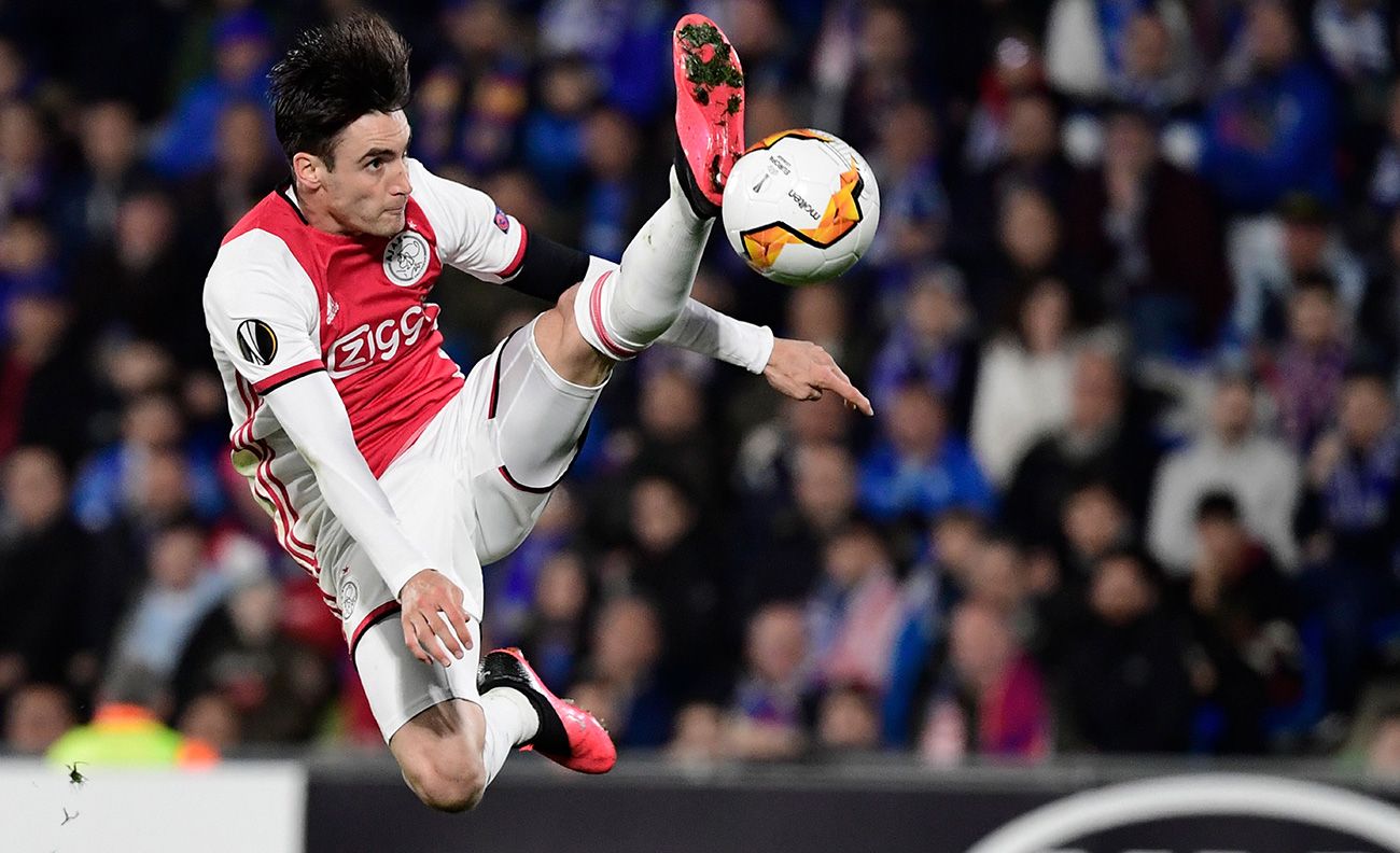 Tagliafico controla un balón en un partido con el Ajax