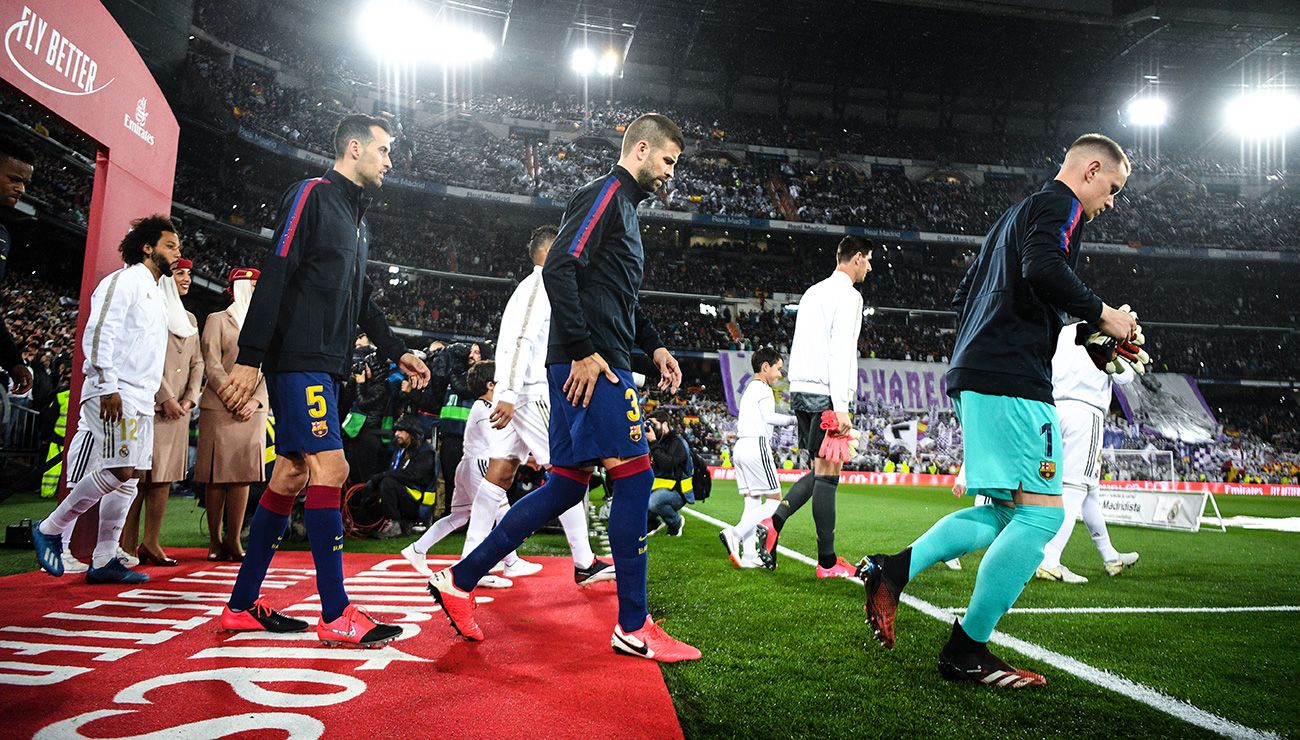 Los jugadores de Barça y Real Madrid minutos antes del Clásico