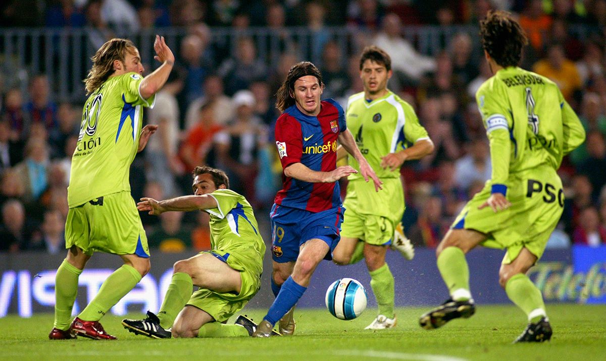 Leo Messi, dribbling to half team of the Getafe
