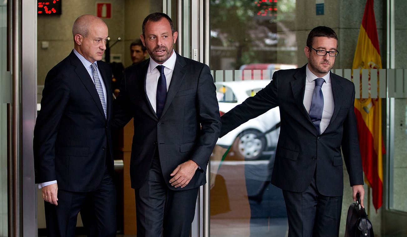 Sandro Rosell going out of a court