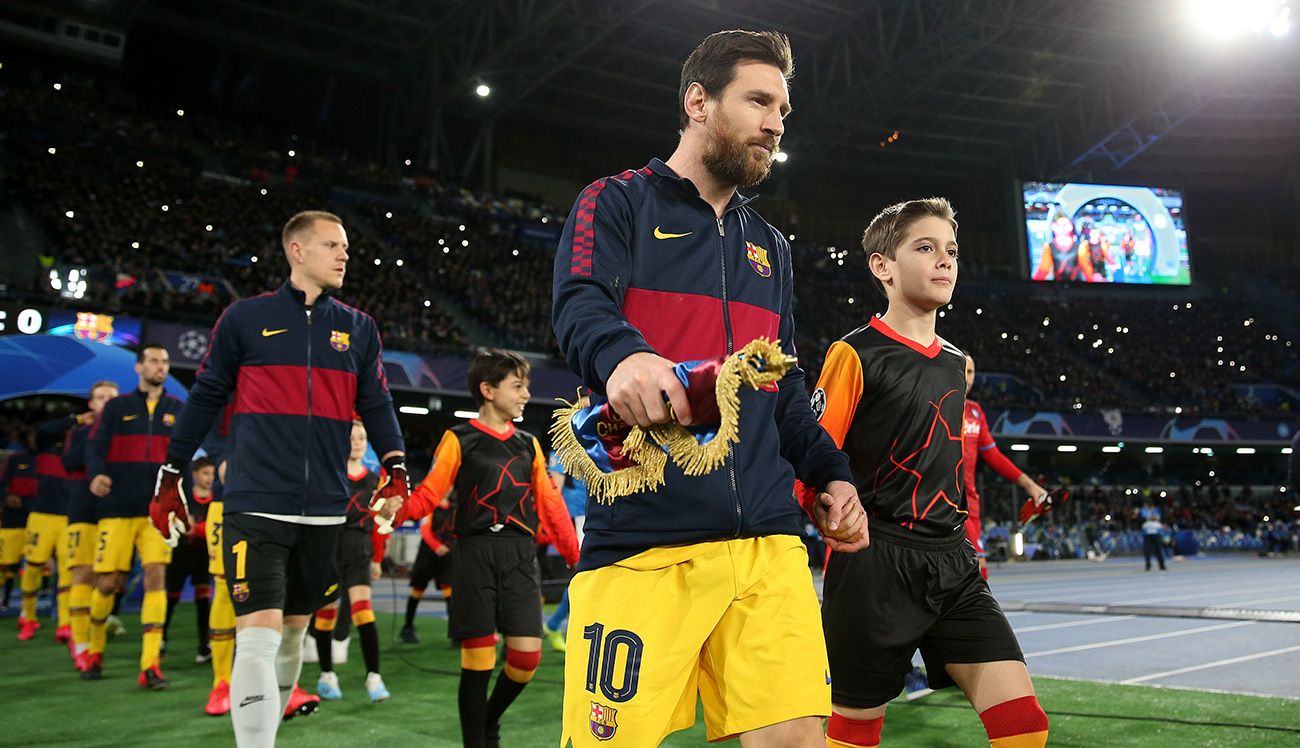 Leo Messi y el resto de jugadores del Barça salen del túnel en San Paolo