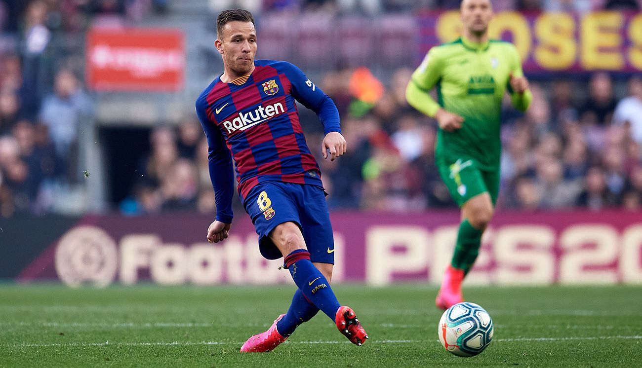Arthur gives a pass in the party in front of the Eibar
