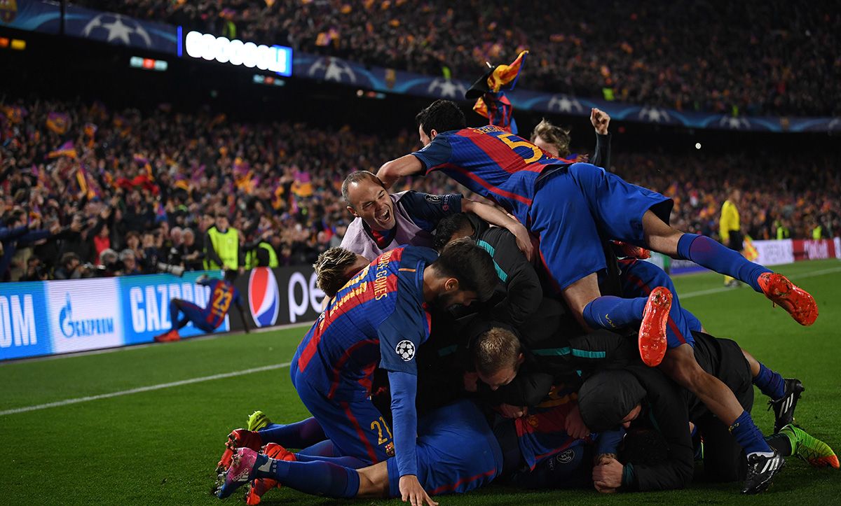 El FC Barcelona, celebrando la goleada contra el Paris Saint-Germain en 2017