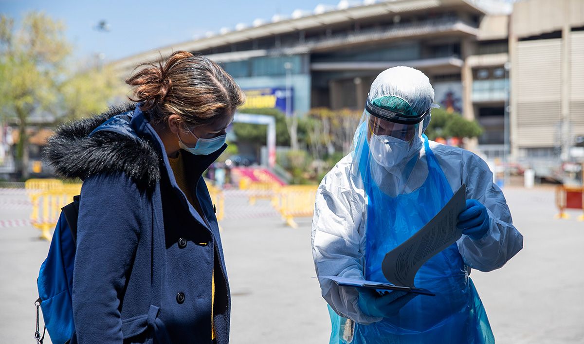 Test of coronavirus made in the street of the Camp Nou