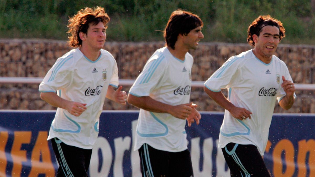 Leo Messi y Roberto Ayala en una sesión de entrenamiento de la selección de Argentina