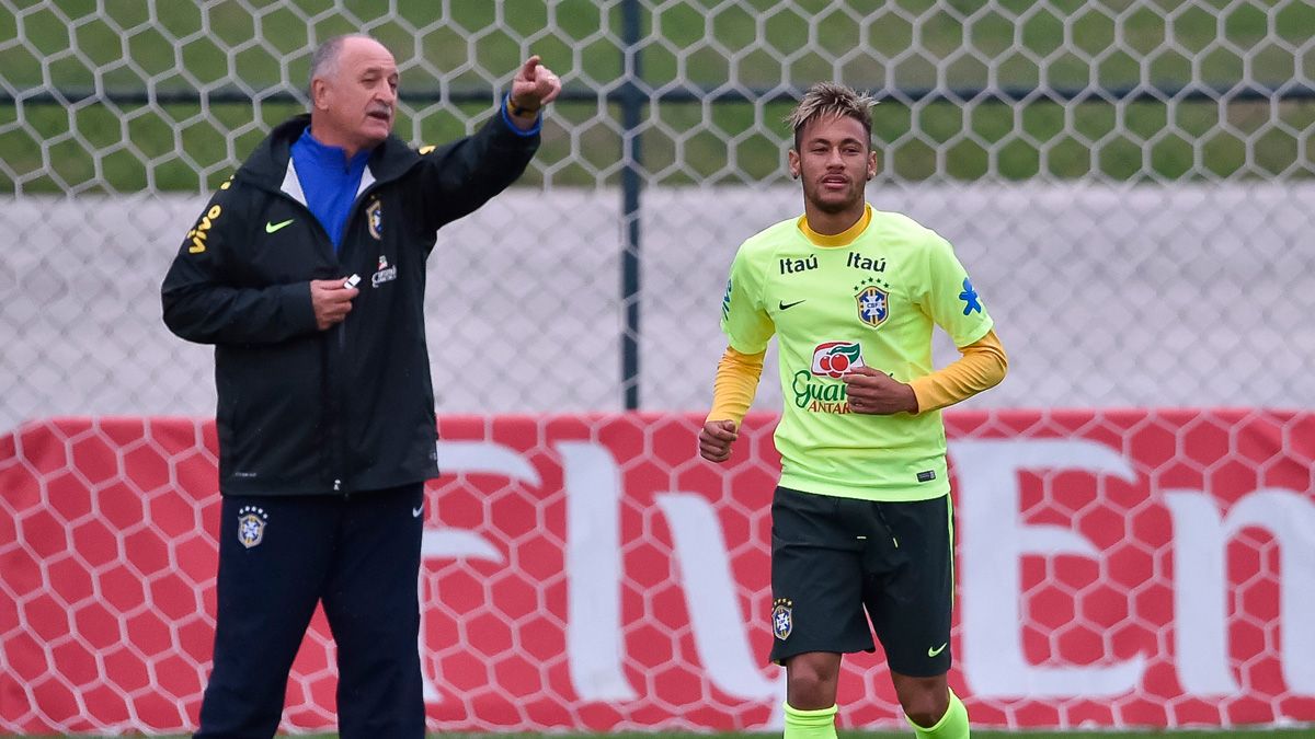 Luiz Felipe Scolari and Neymar in a training session of Brazil national team