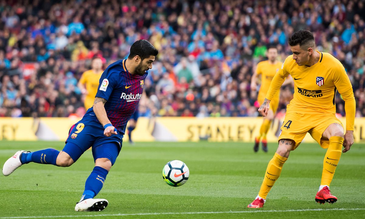 José María Giménez, defending to Luis Suárez in a Barça-Atlético