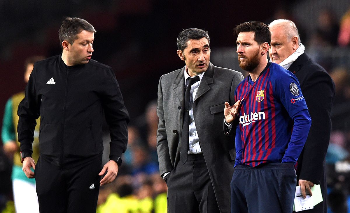 Ernesto Valverde, giving some indications to Leo Messi