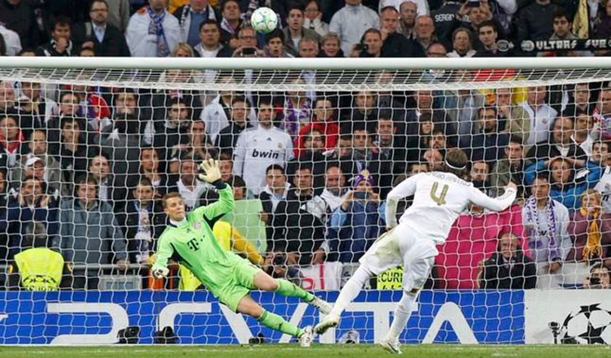 Sergio Ramos, sending a penalti to the clouds in front of Manuel Neuer