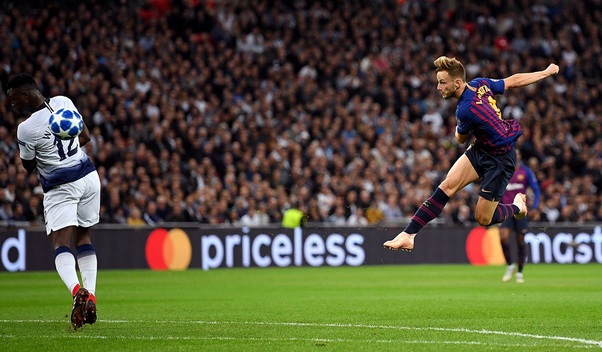 Ivan Rakitic, marcando un golazo contra el Tottenham en Champions
