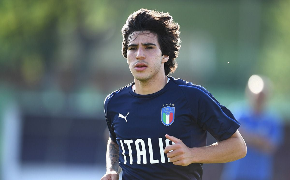 Sandro Tonali, with the T-shirt of the inferior categories of Italy