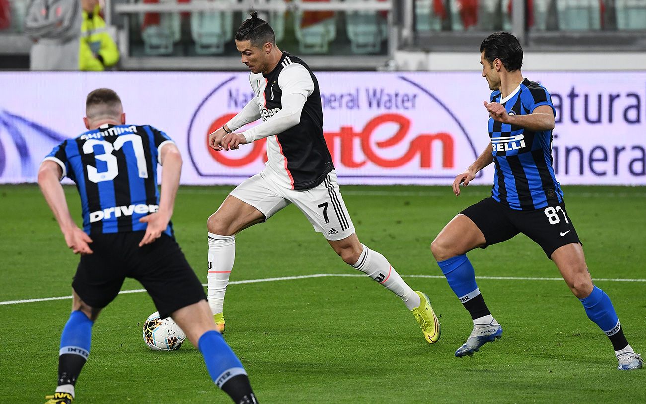Cristiano Ronaldo drives the ball in a Juventus-Inter