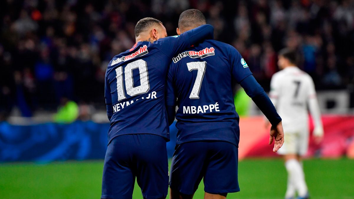Neymar and Kylian Mbappé in a match of PSG in the French Cup