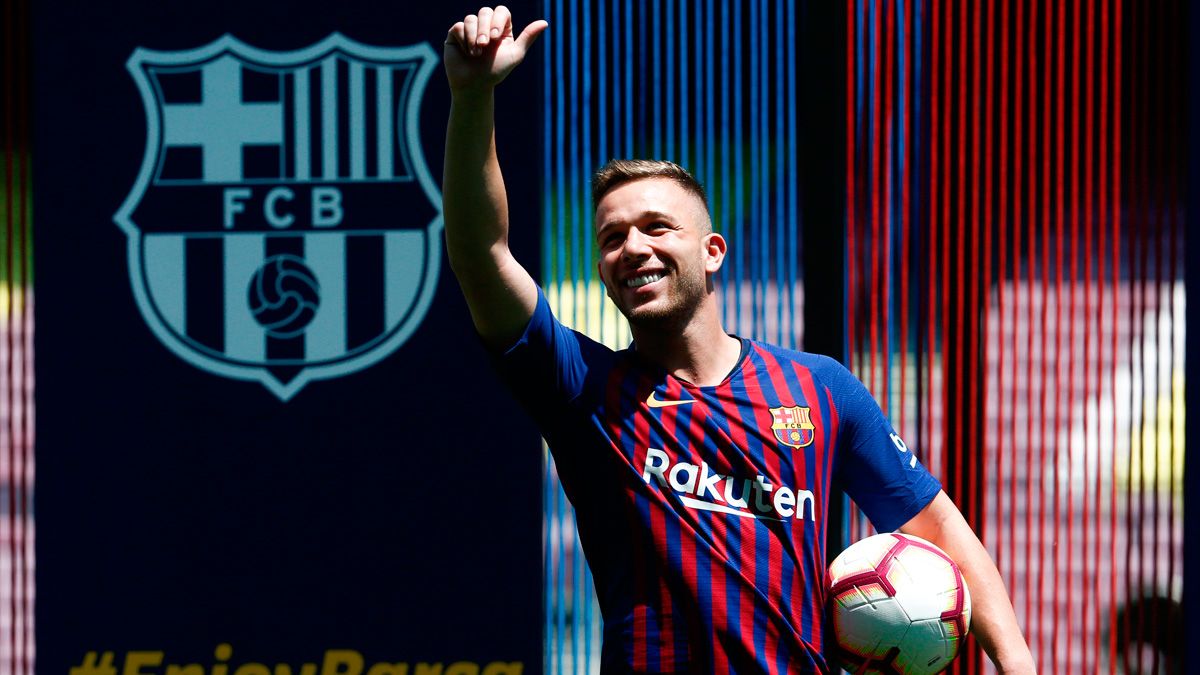 Arthur en su presentación oficial con el Barça